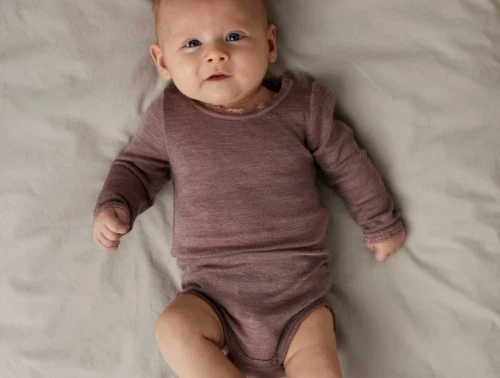 Baby i Name It uld body i antler merinould med hulmønster og blondekant